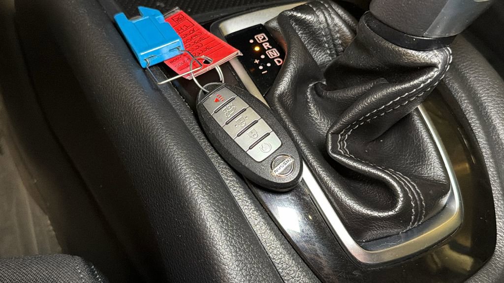 Used 2020 Nissan Rogue SV image 33