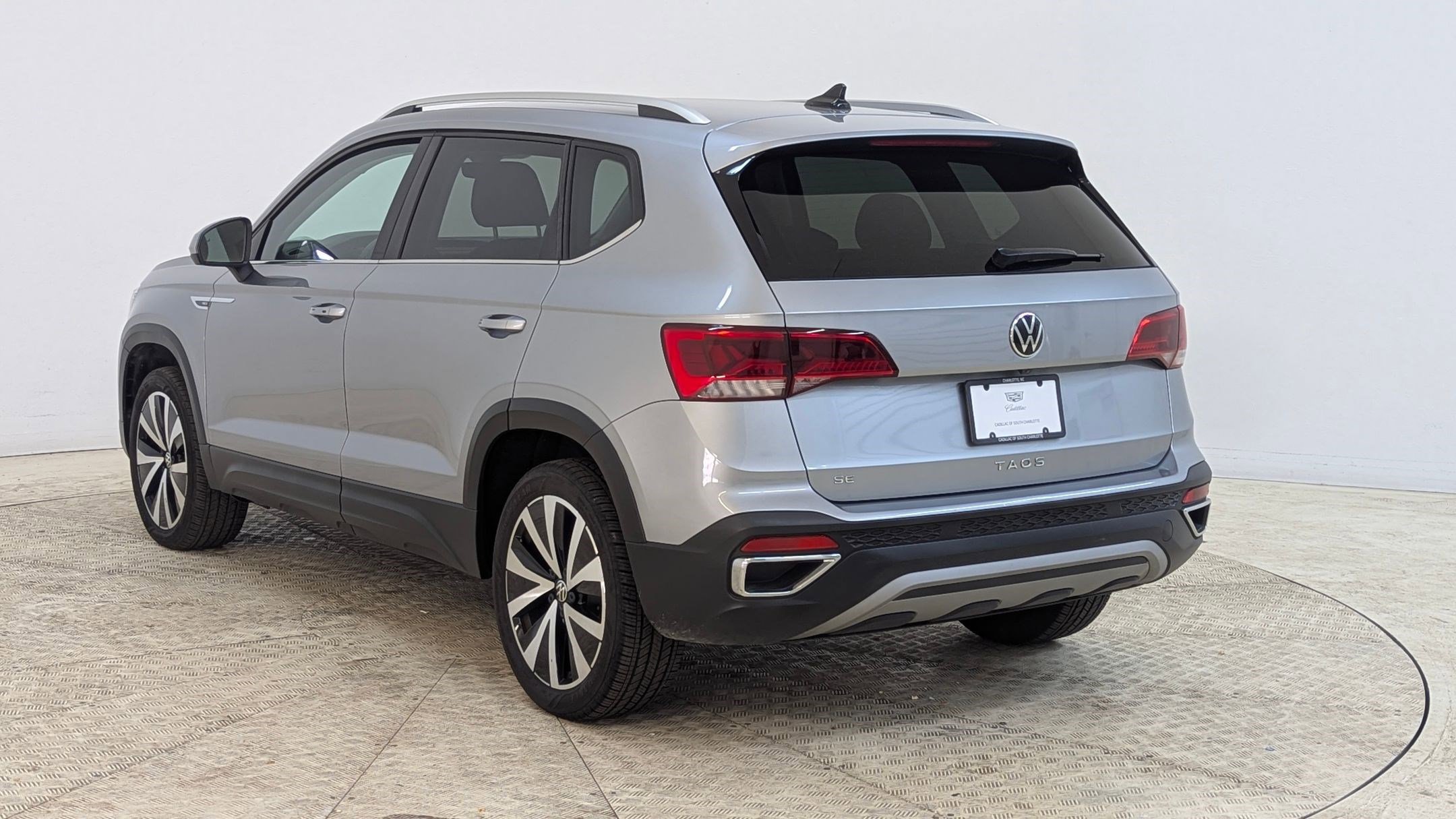 Used 2024 Volkswagen Taos SE image 3