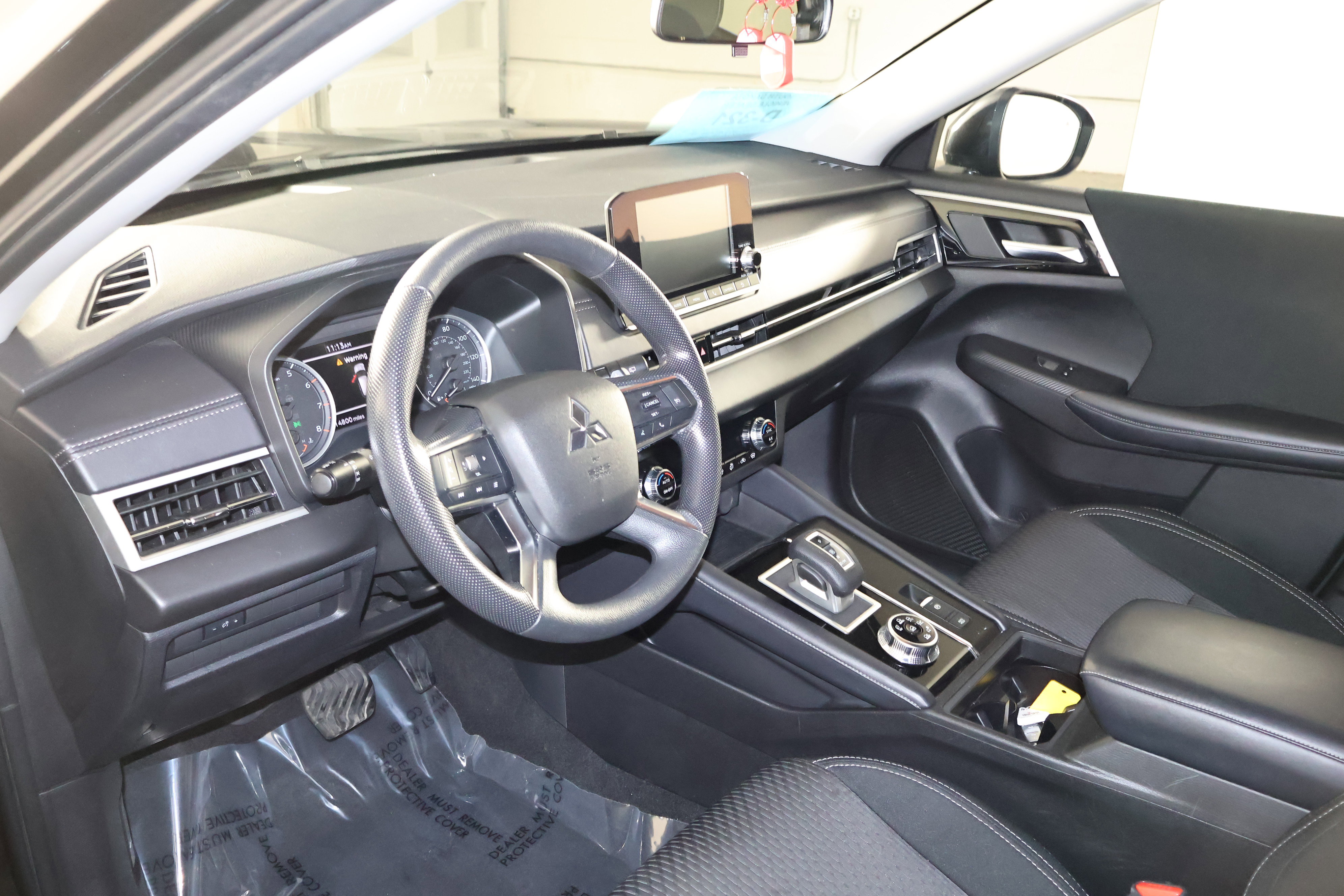 Used 2024 Mitsubishi Outlander ES image 2