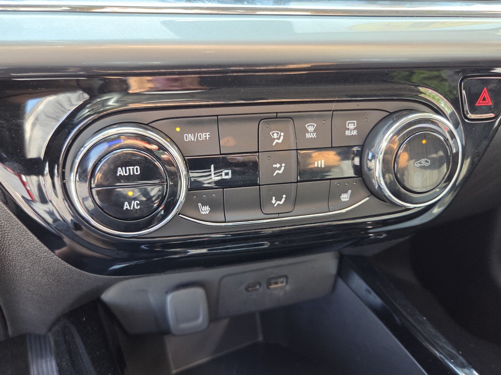 Used 2025 Chevrolet Trax LT w/ LT Convenience Package FWD image 27
