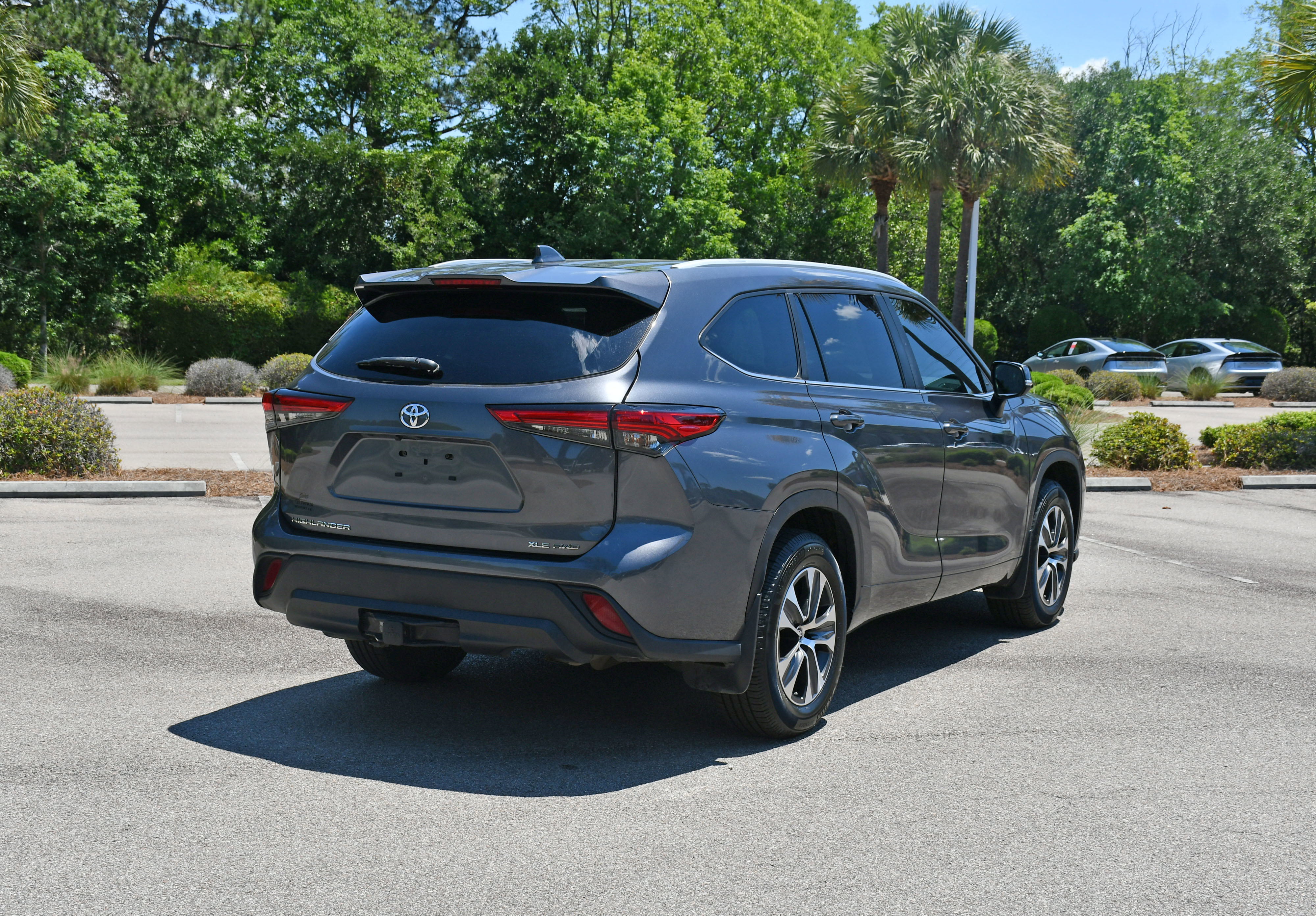 Used 2023 Toyota Highlander XLE AWD/4WD image 3