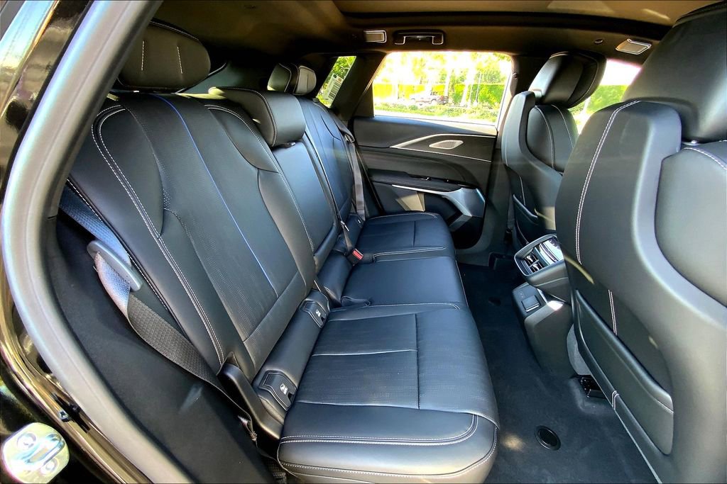 New 2026 Cadillac Lyriq V AWD/4WD image 31