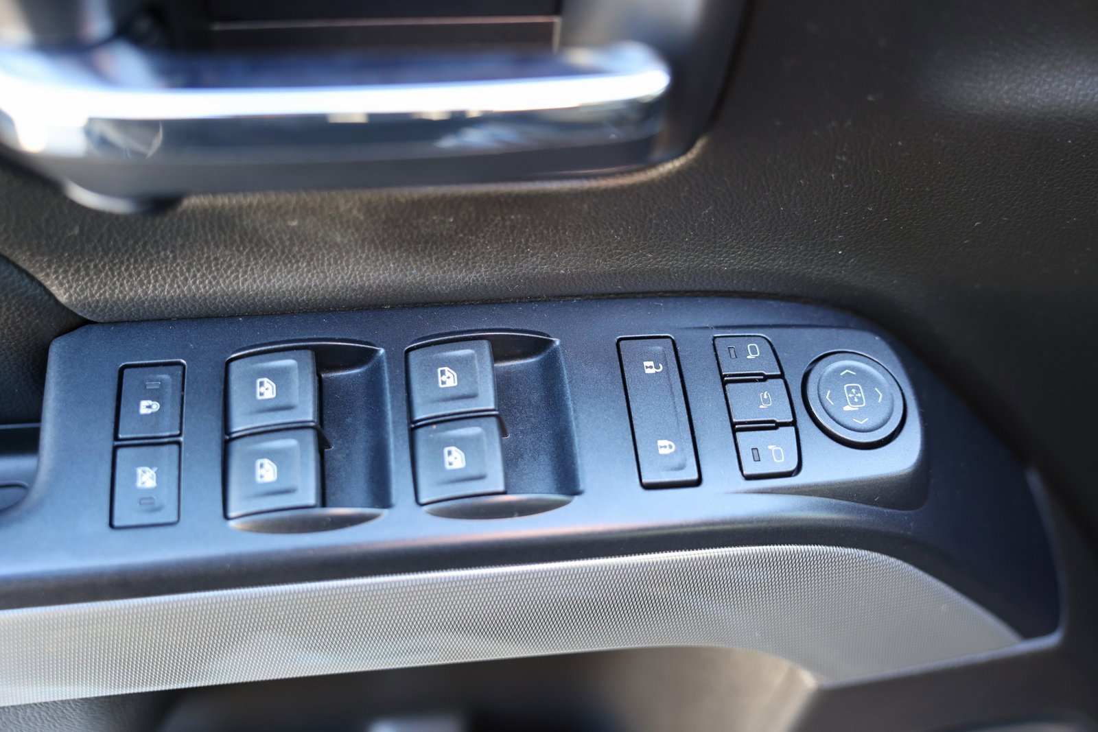 Used 2018 Chevrolet Silverado 1500 LTZ Z71 w/ LTZ Plus Package image 18