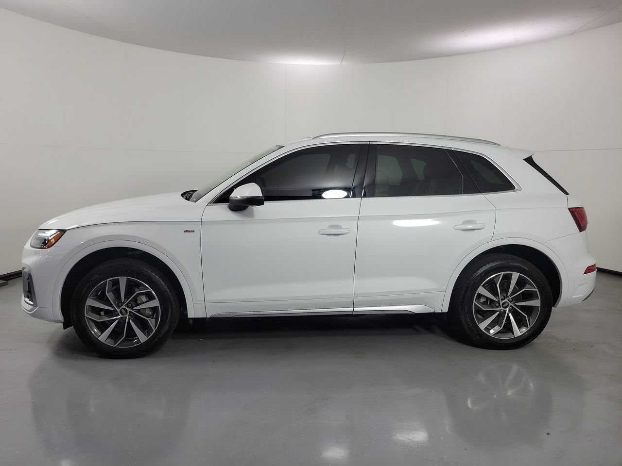 Used 2024 Audi Q5 2.0T Premium Plus w/ Premium Plus Package AWD/4WD image 2