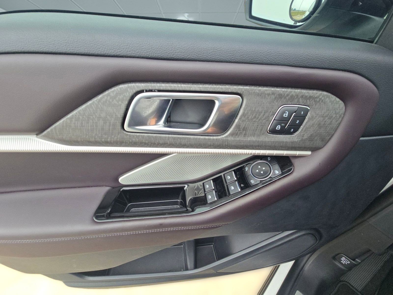 Used 2025 Ford Explorer Platinum image 21