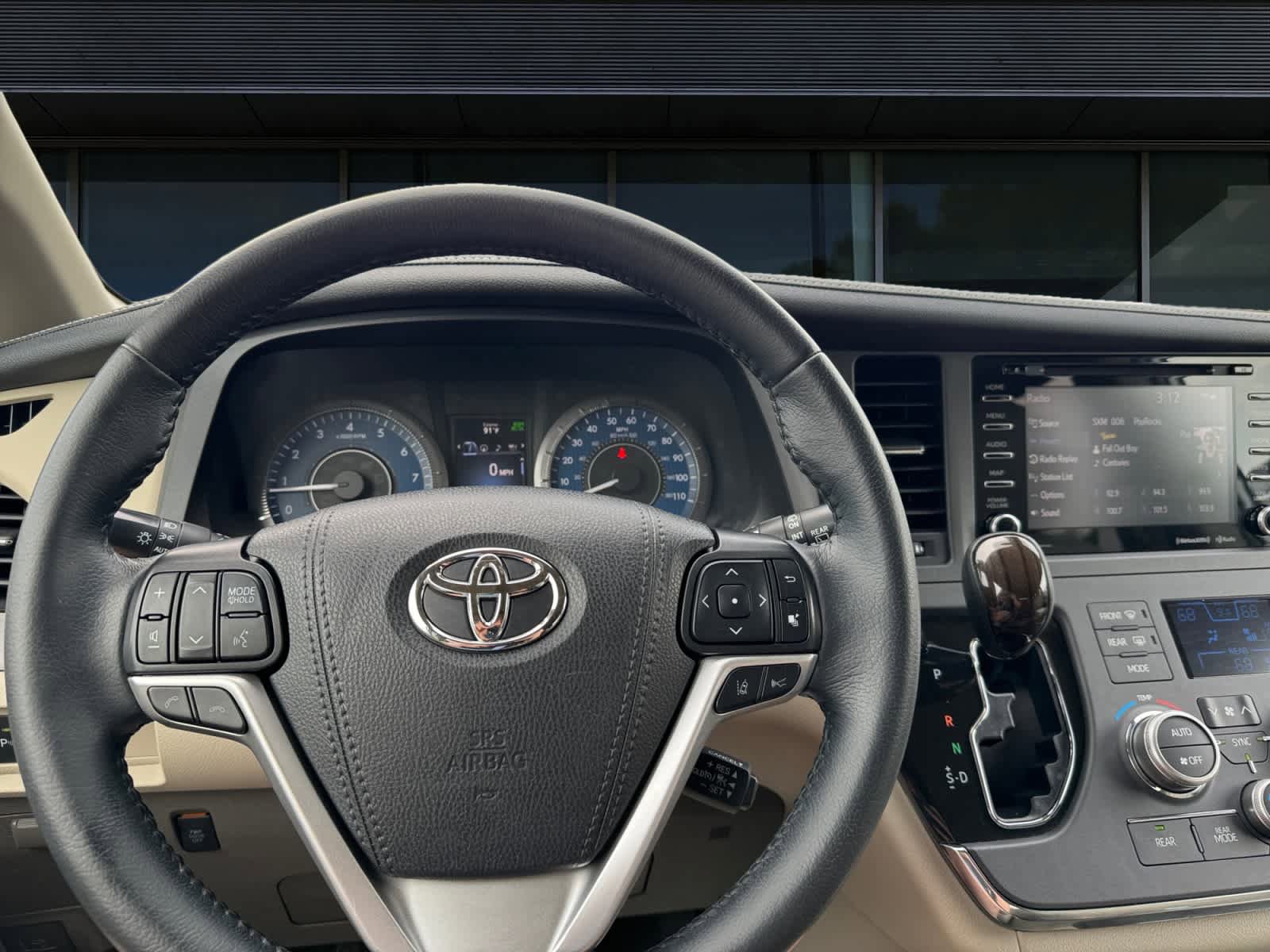 Used 2019 Toyota Sienna XLE w/ XLE Navigation Package FWD image 4