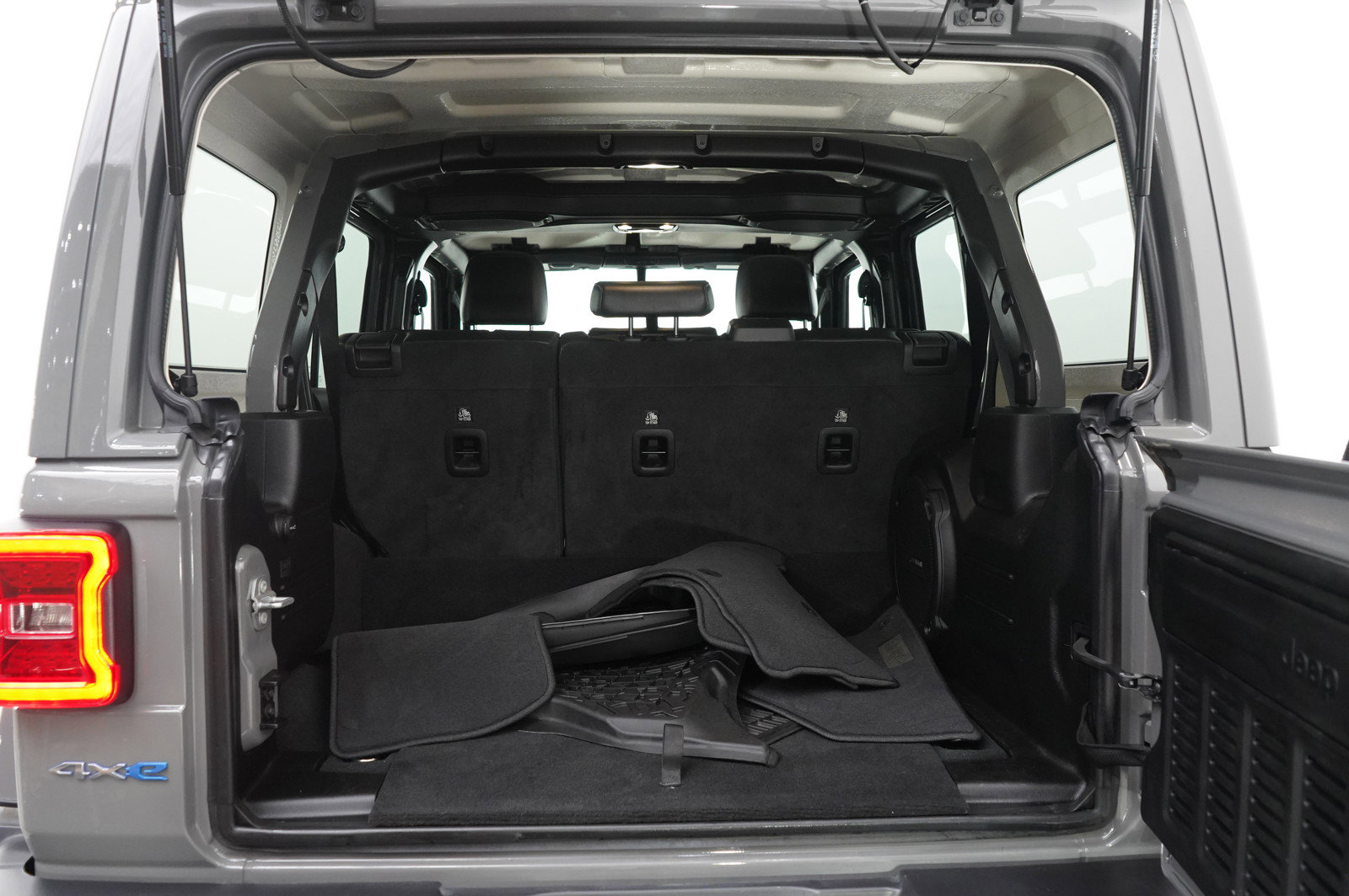 Used 2023 Jeep Wrangler Unlimited Sahara w/ Cold Weather Group image 15