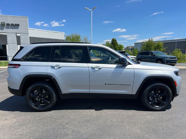 New 2026 Jeep Grand Cherokee Limited w/ Limited Altitude Package AWD/4WD image 9