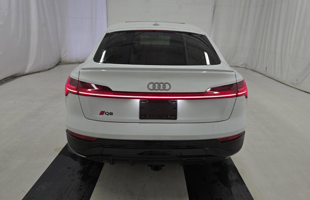 Used 2024 Audi Q8 e-tron Premium Plus image 5