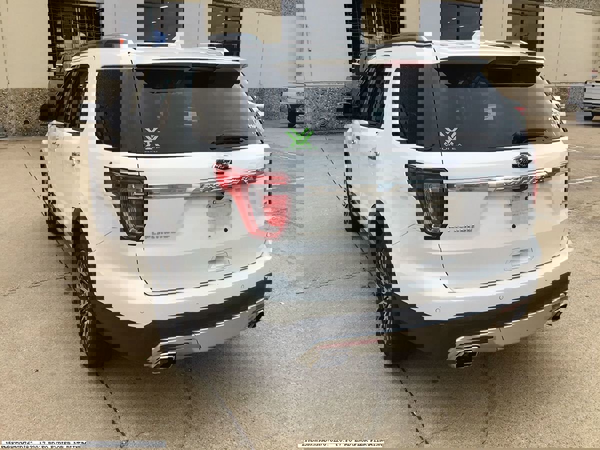 Used 2017 Ford Explorer Platinum image 3