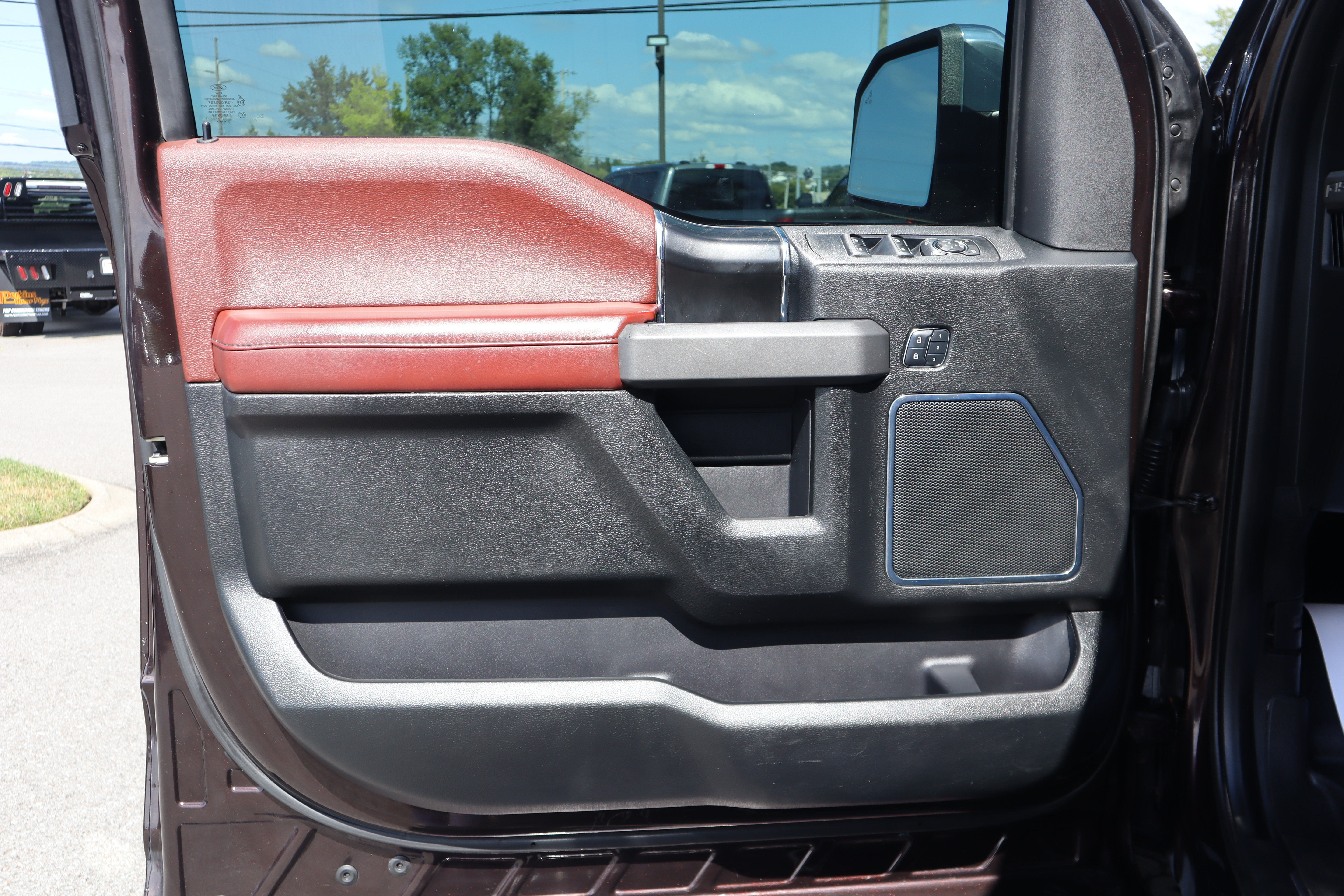 Used 2018 Ford F150 Platinum w/ Equipment Group 701A Luxury AWD/4WD image 26