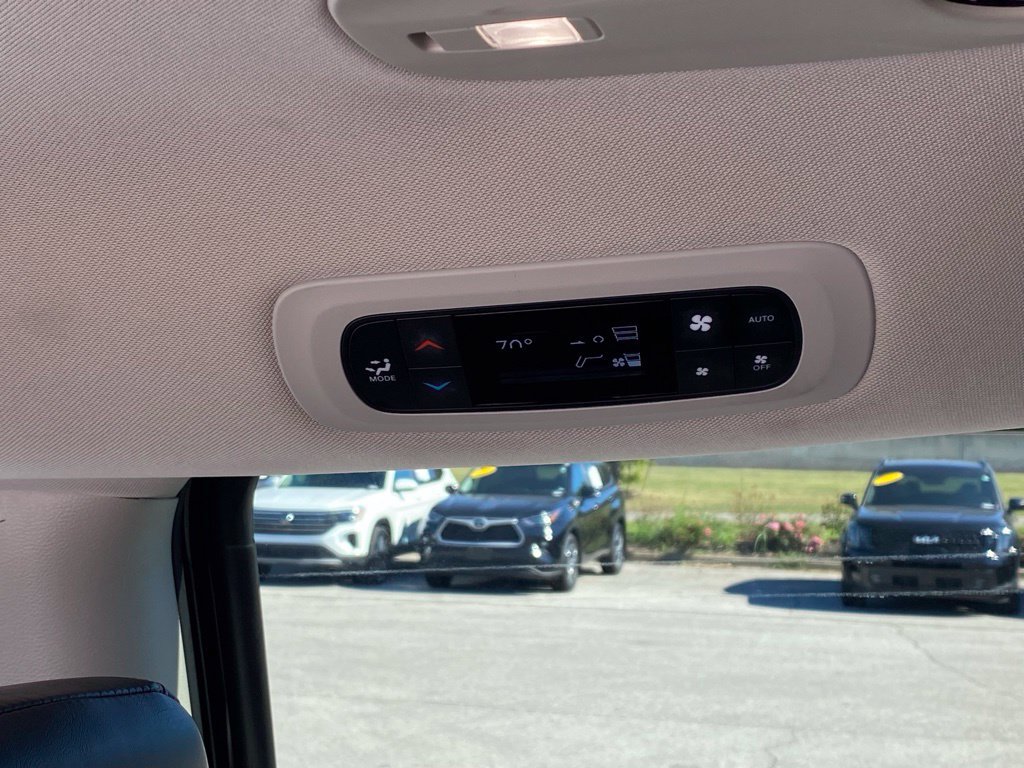 Used 2024 Chrysler Pacifica Touring-L FWD image 27