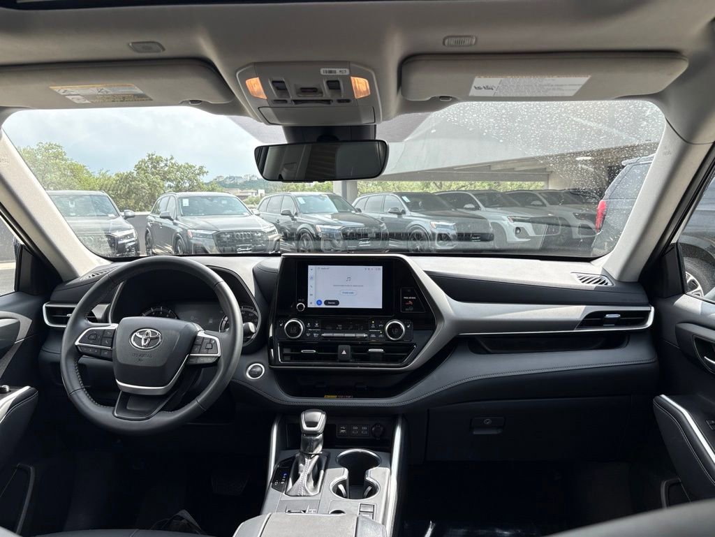 Used 2025 Toyota Highlander XLE FWD image 19