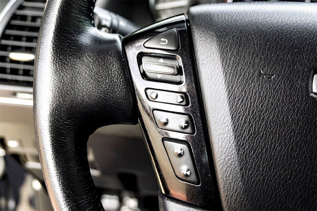 Used 2023 Nissan Armada SL w/ Captain's Chairs Package image 18