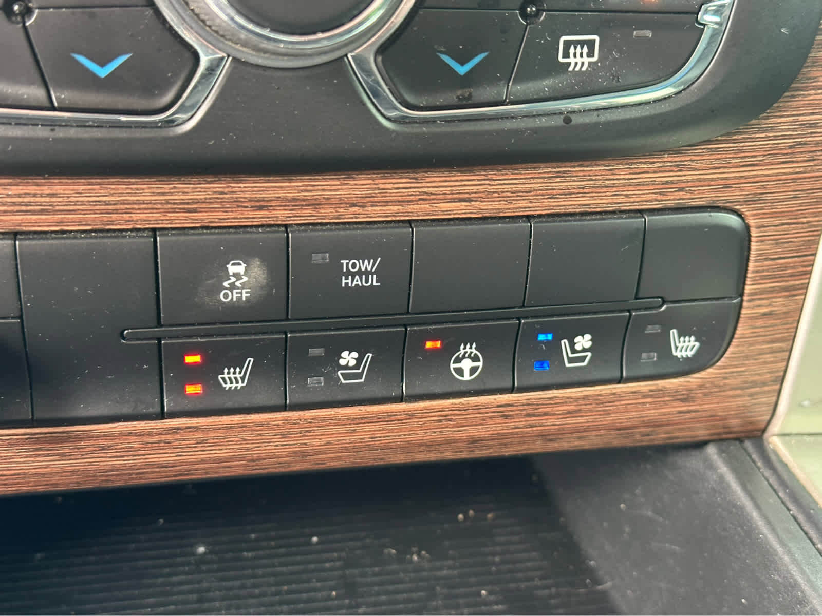 Used 2014 RAM 1500 Laramie image 17