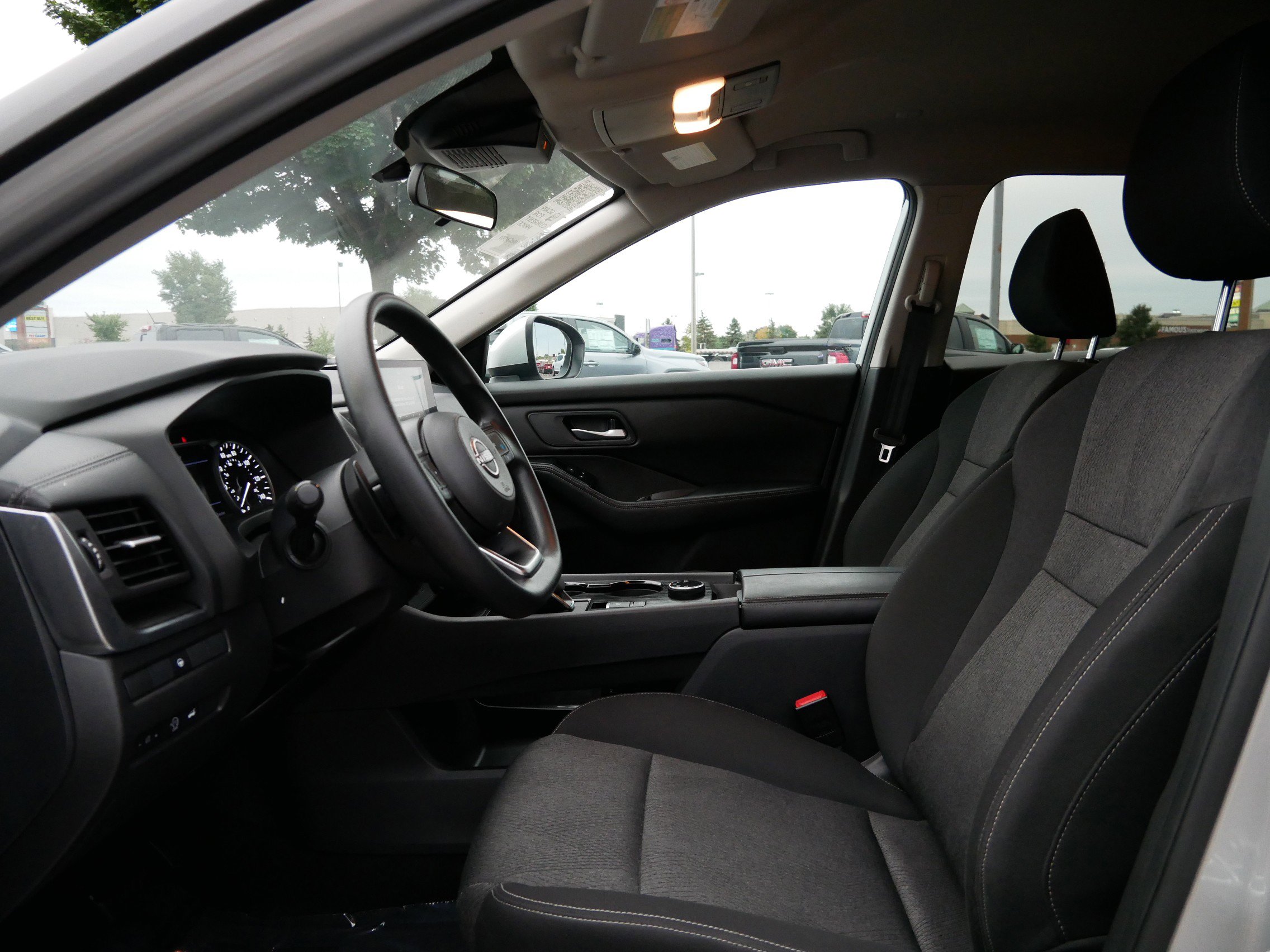 Used 2024 Nissan Rogue SV image 9