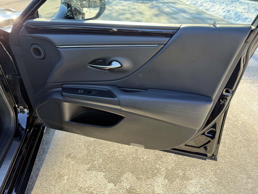 Used 2020 Lexus ES 300h w/ Accessory Package image 17