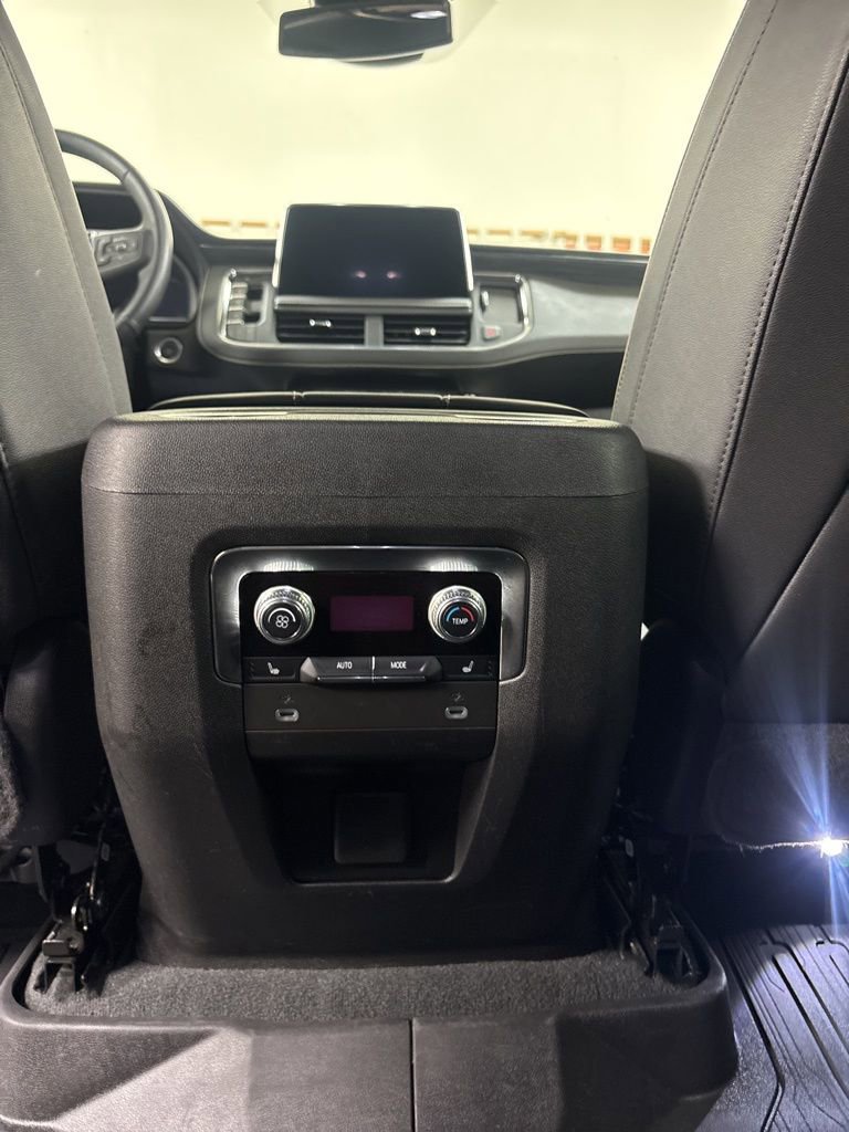 Used 2023 GMC Yukon SLT w/ SLT Luxury Package image 18