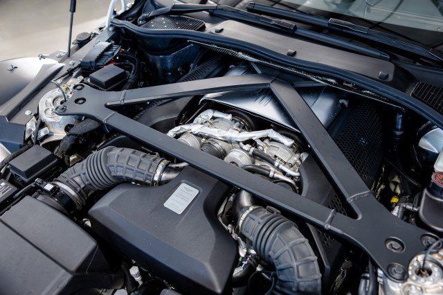 Used 2023 Aston Martin V8 Vantage Coupe RWD image 23