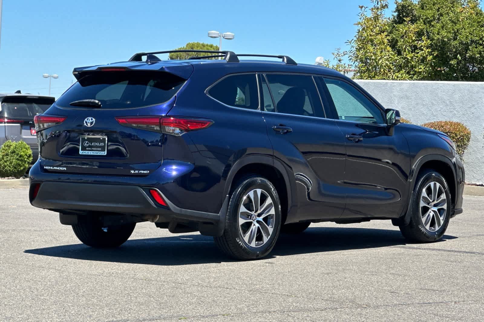 Used 2021 Toyota Highlander XLE AWD/4WD image 2