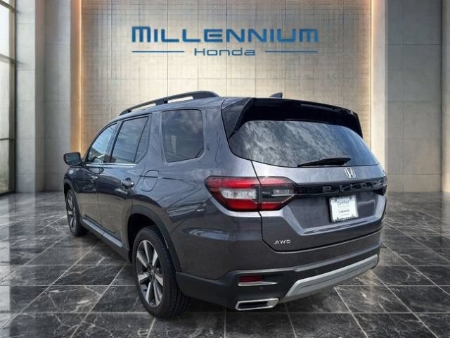 Used 2023 Honda Pilot Touring image 3