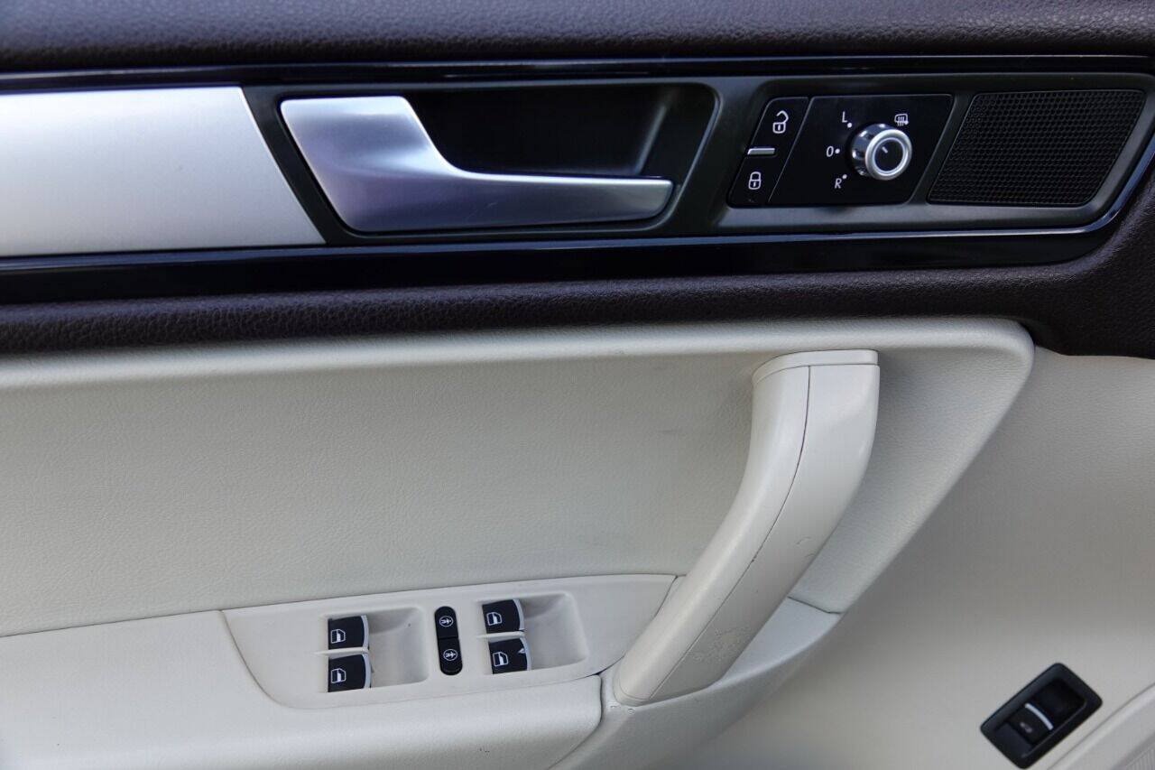 Used 2012 Volkswagen Touareg Sport AWD/4WD image 34