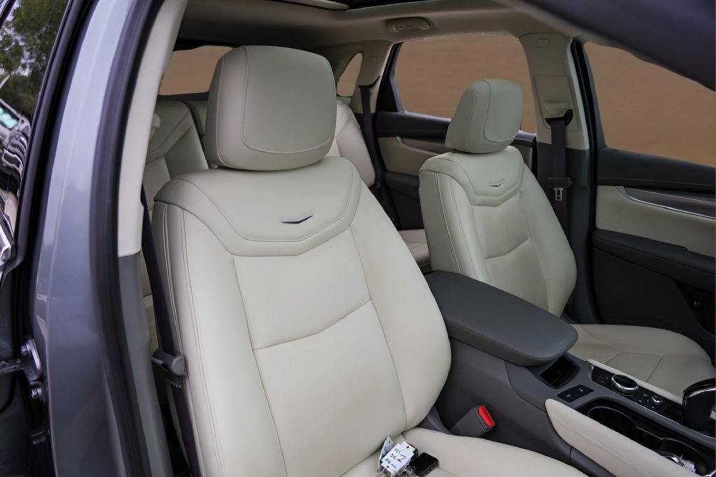Used 2024 Cadillac XT5 Premium Luxury w/ Technology Package FWD image 31