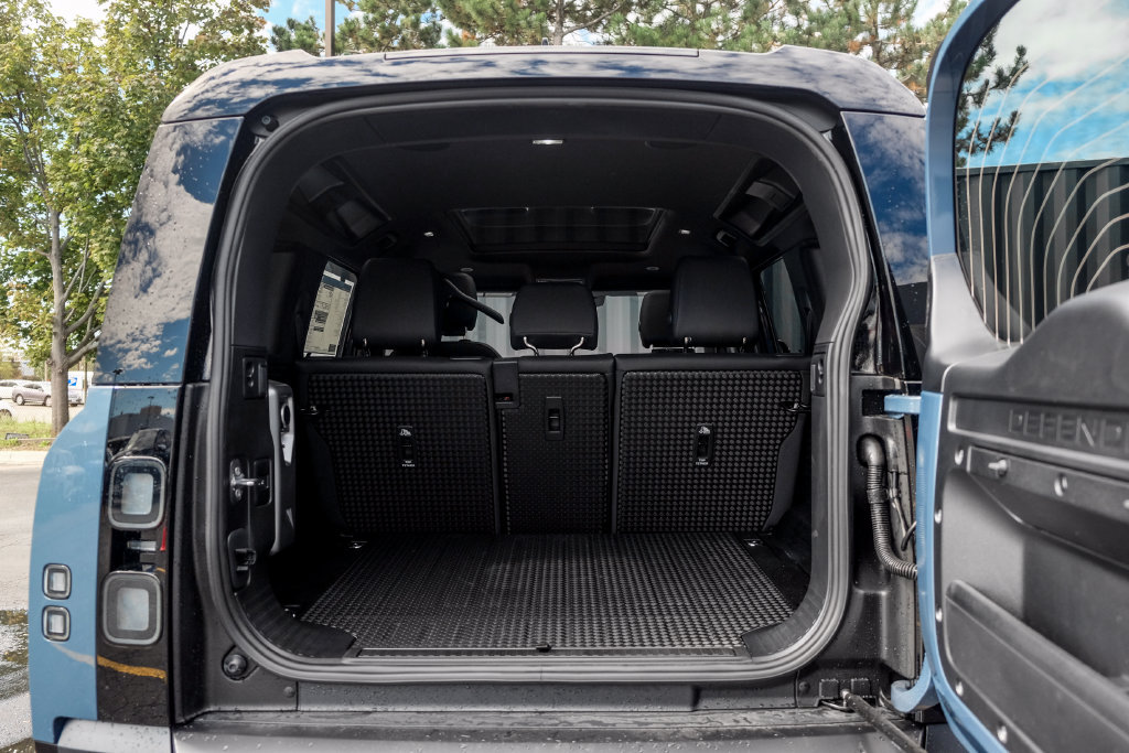 New 2026 Land Rover Defender 110 X-Dynamic SE AWD/4WD image 9