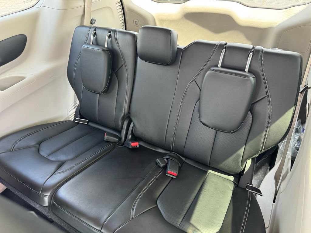 Used 2023 Chrysler Pacifica Touring-L FWD image 18