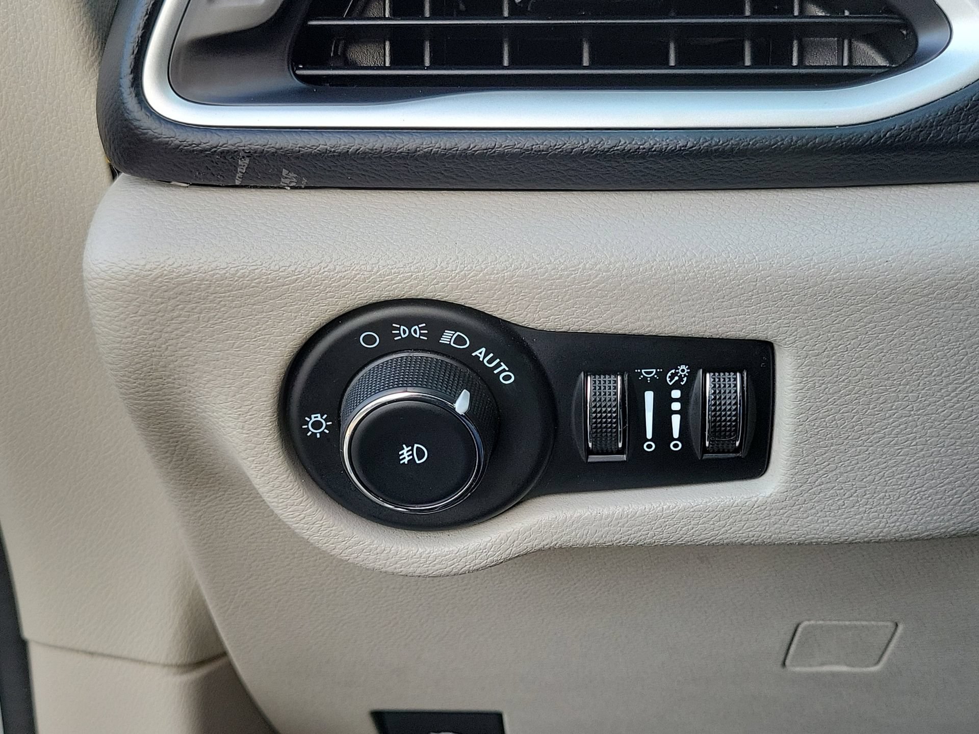 Certified 2023 Chrysler Pacifica Touring-L FWD image 11