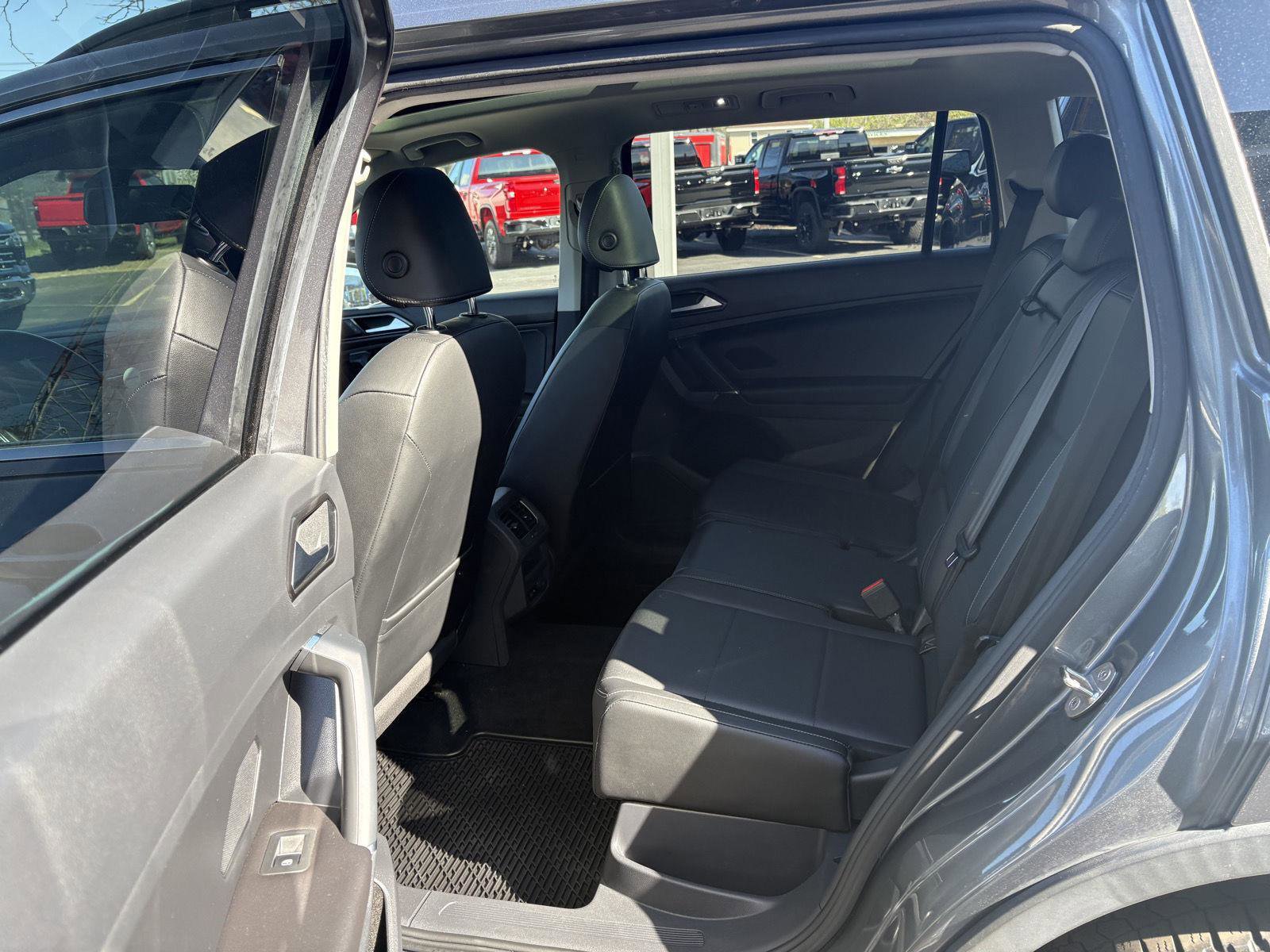 Used 2018 Volkswagen Tiguan SE w/ Panoramic Sunroof Package AWD/4WD image 11