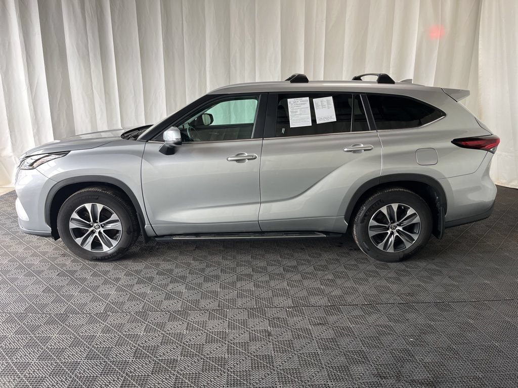 Used 2024 Toyota Highlander XLE AWD/4WD image 29