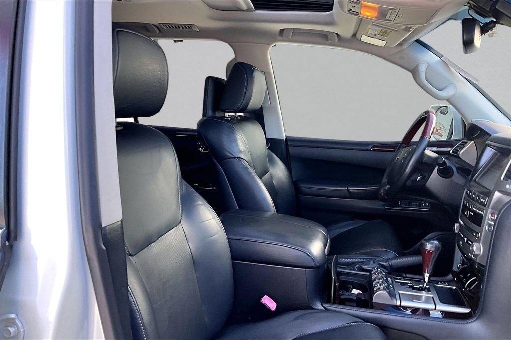 Used 2013 Lexus LX 570 4WD w/ Luxury Pkg image 30