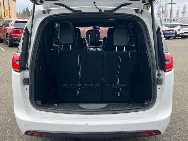 Used 2024 Chrysler Pacifica Select image 12