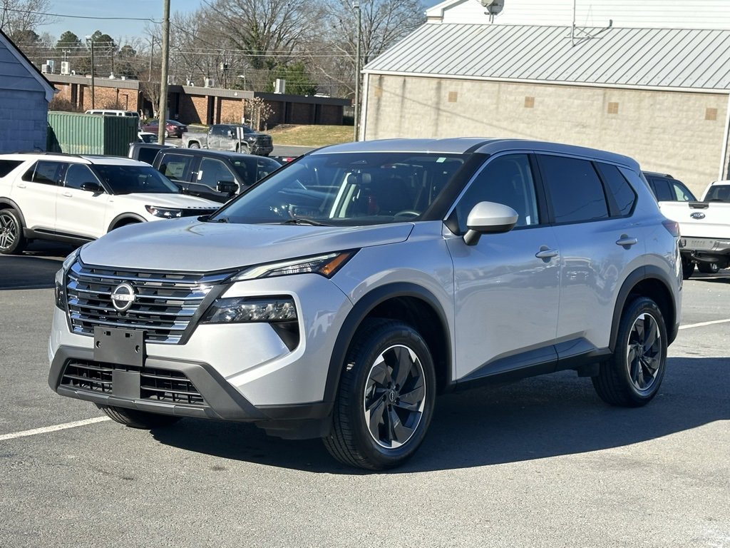 Used 2024 Nissan Rogue SV image 2