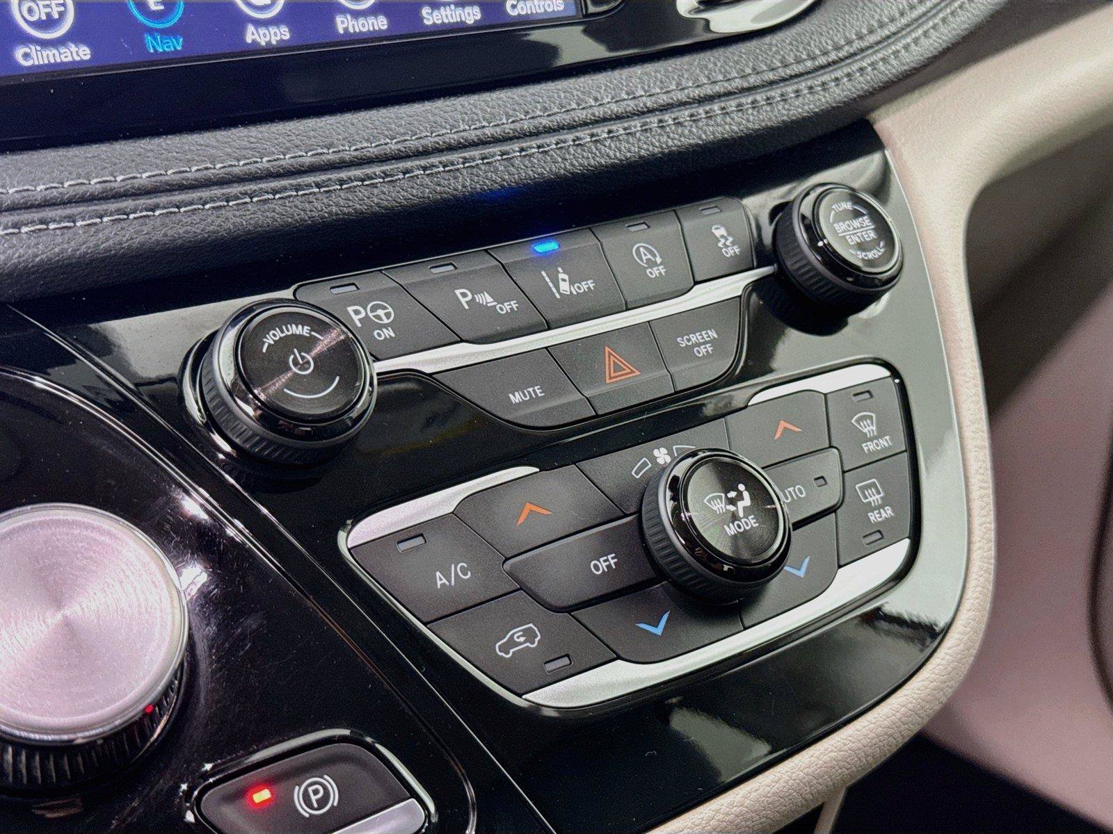 Used 2019 Chrysler Pacifica Limited w/ Advanced Safetytec Group FWD image 18