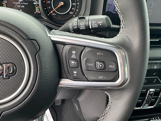 Used 2025 Jeep Wrangler Sahara image 27