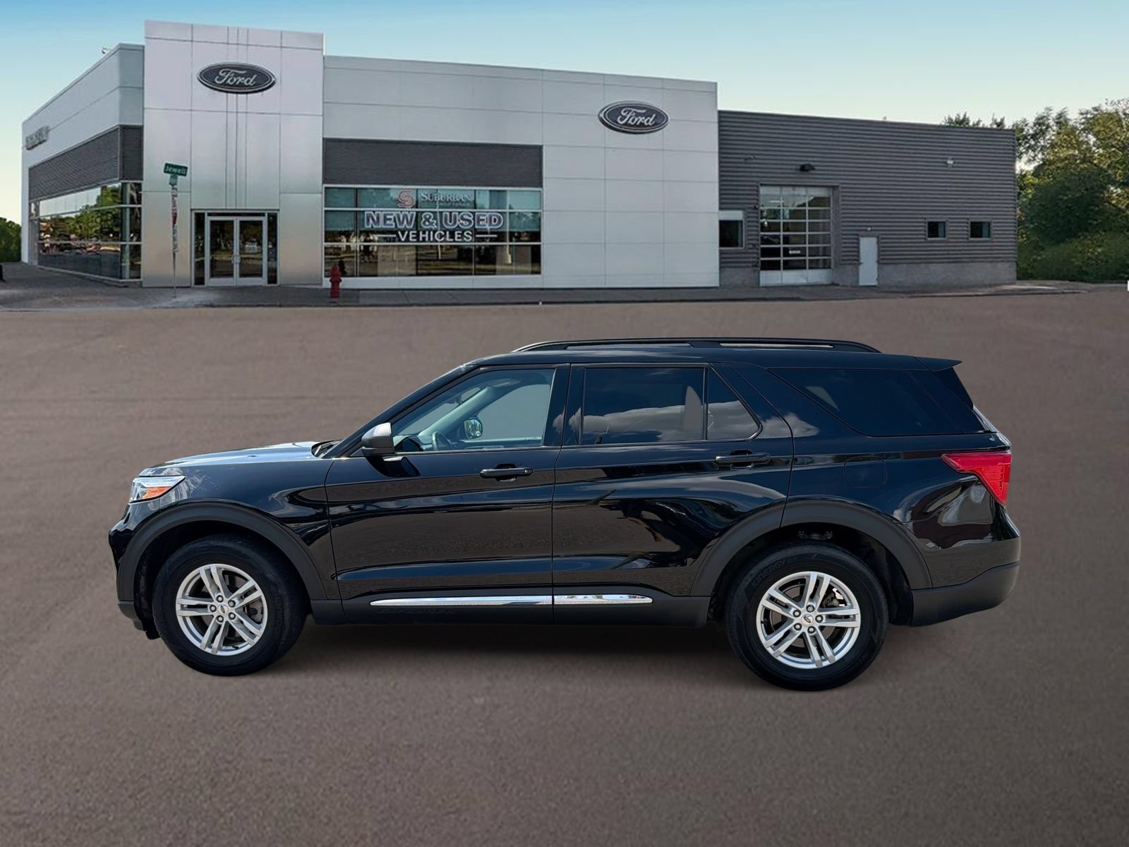 Used 2023 Ford Explorer XLT AWD/4WD image 6