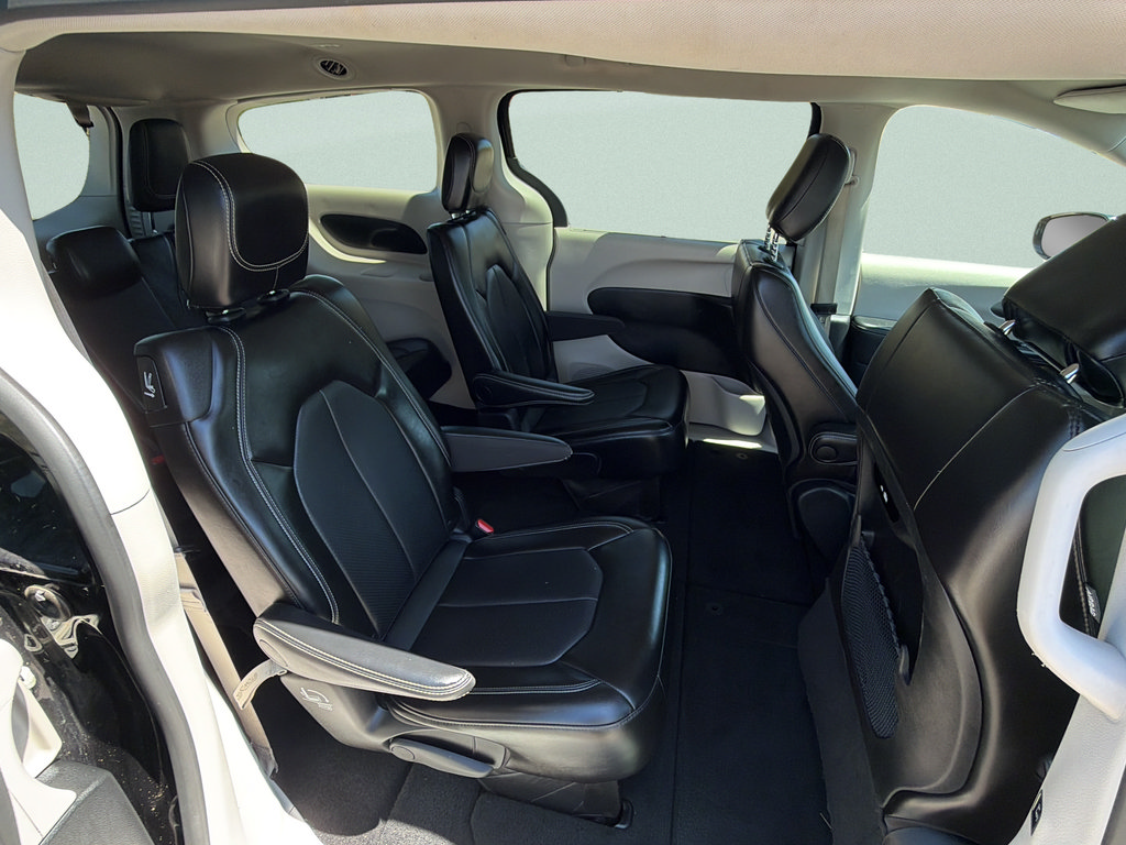 Used 2024 Chrysler Pacifica Touring-L FWD image 11