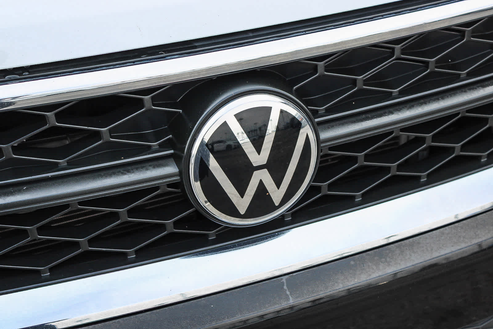 Used 2022 Volkswagen Taos SE w/ Panoramic Sunroof Package FWD image 5