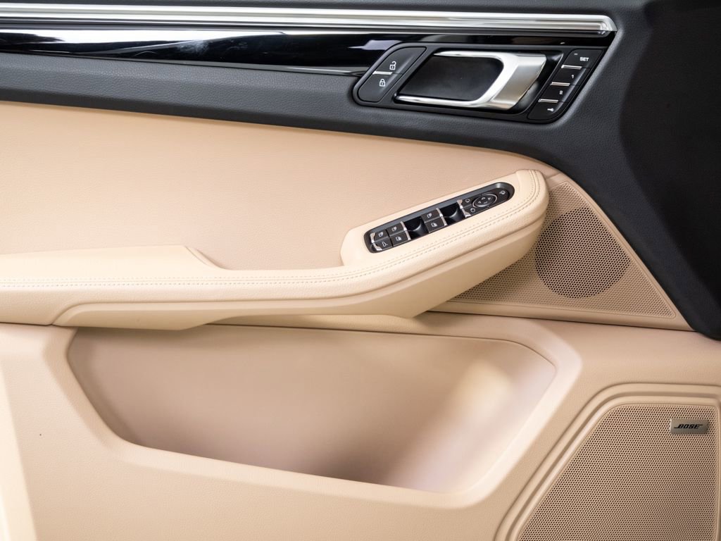 Certified 2024 Porsche Macan AWD/4WD image 6