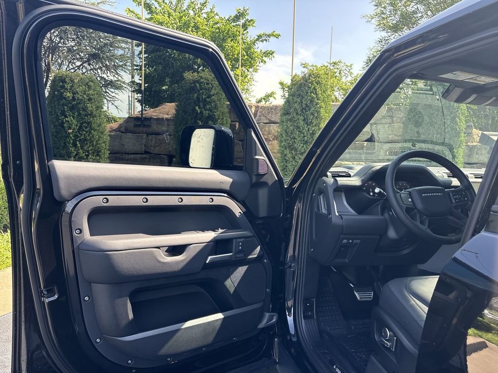 New 2026 Land Rover Defender 130 V8 AWD/4WD image 17