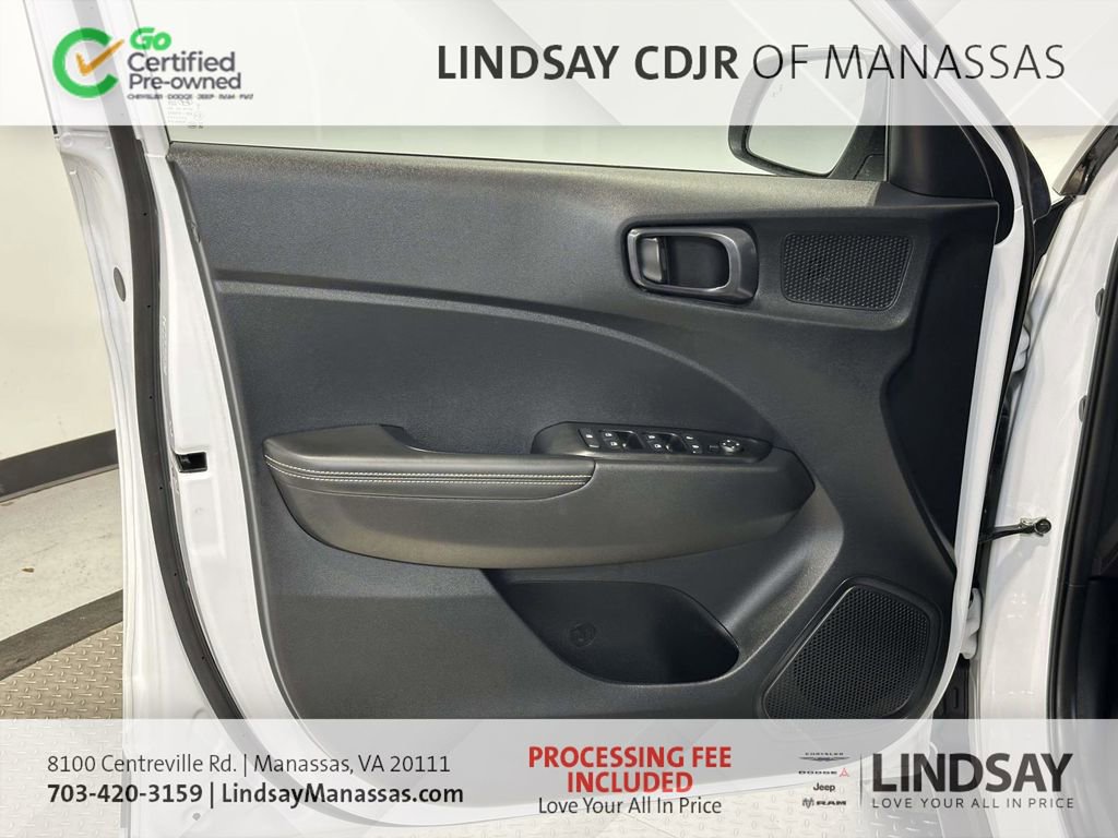 Used 2023 Hyundai Venue Limited image 18