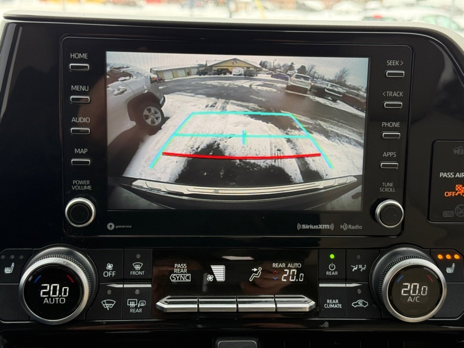 Used 2020 Toyota Highlander XLE image 28