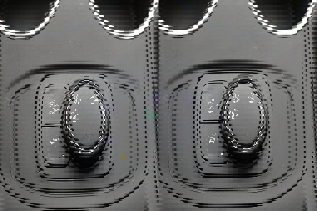 Used 2024 GMC Terrain SLE image 26