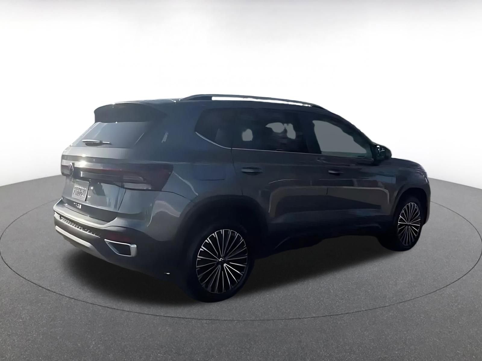 Used 2025 Volkswagen Taos SE image 14