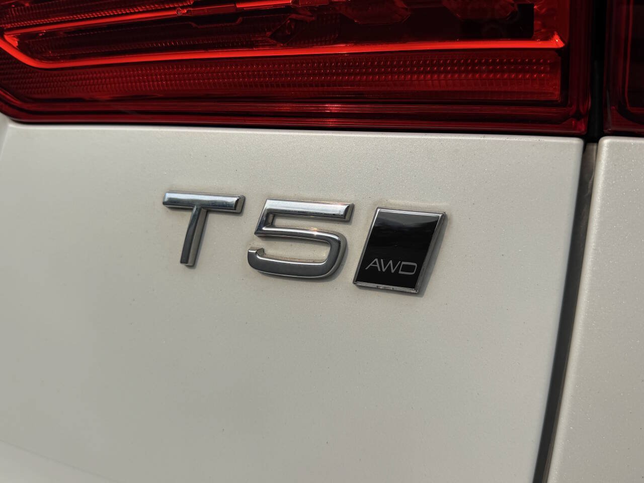 Used 2018 Volvo XC60 T5 Momentum w/ Convenience Package AWD/4WD image 5