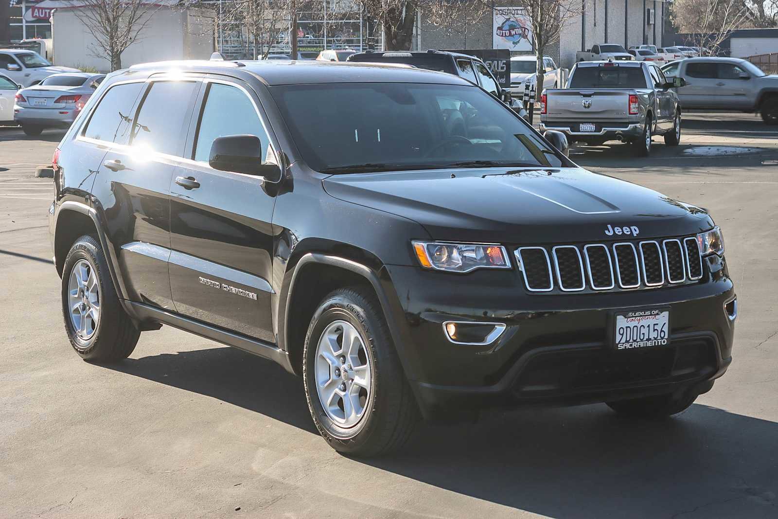 Used 2017 Jeep Grand Cherokee Laredo image 5