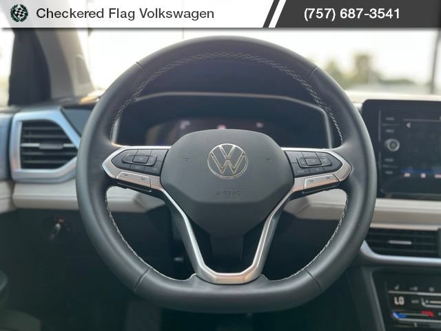 Certified 2025 Volkswagen Taos SE FWD image 32