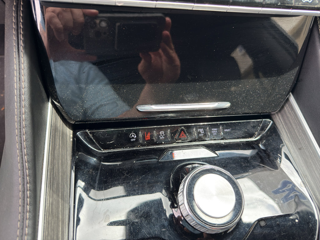 Used 2024 Jeep Wagoneer L Series II RWD image 13